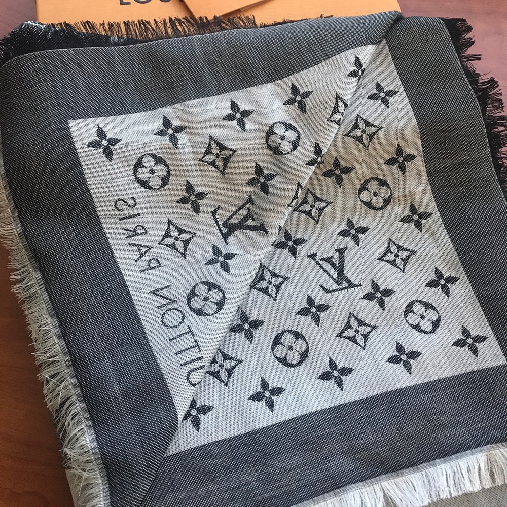 💯Authentic Louis Vuitton shawl denim black🌺
